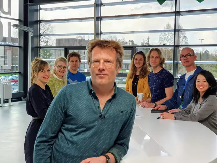 Presentator Patrick Lodiers met alle onderzoekers.